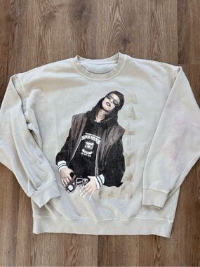 Aaliyah Graphic Crewneck Sweatshirt